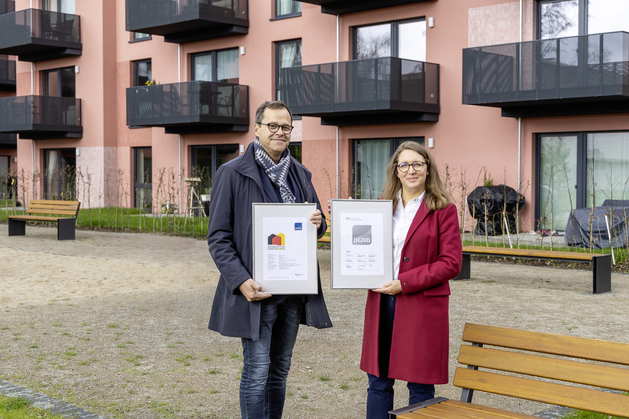 Pressefoto_Anbringung DGNB Plakete_QNG_DUI76_nyoo.jpg