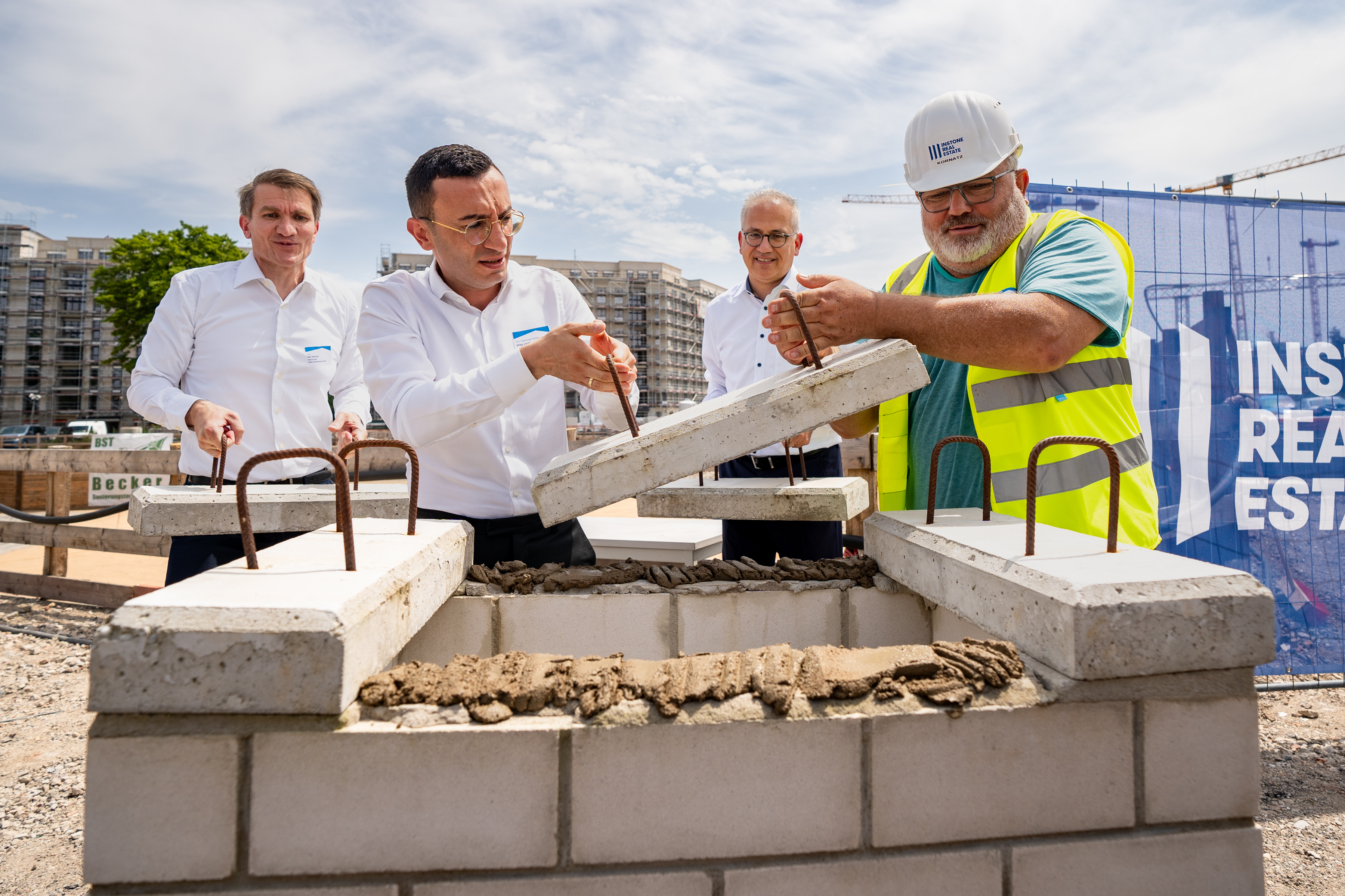 Ralf_Werner_Mike_Josef_und_Tarek_Al-Wazir_bei_der_Grundsteinlegung_2_Copyright_Stadt_Frankfurt_am_Main_Foto_Holger_Menzel.jpg